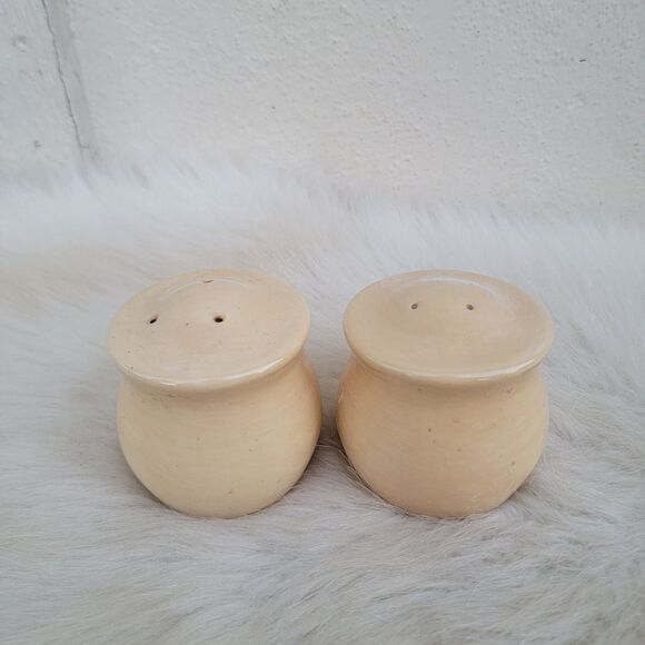Vintage Pfaltzgraff Salt and Pepper Shakers Biege Stoneware Round Wide - Picture 3 of 4